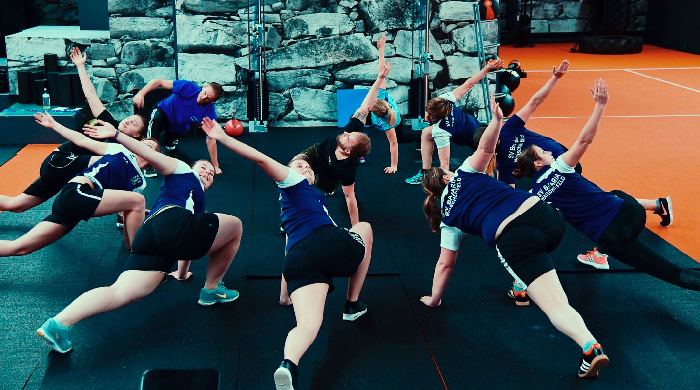 behind:the:scenes:it's:your:stage:start:play:repeat - SV Bavaria Waischenfeld die Frauenfußballmannschaft beim Cross Gym Trainin mit Bastian Lumpp in der Sportwelt Pegnitz